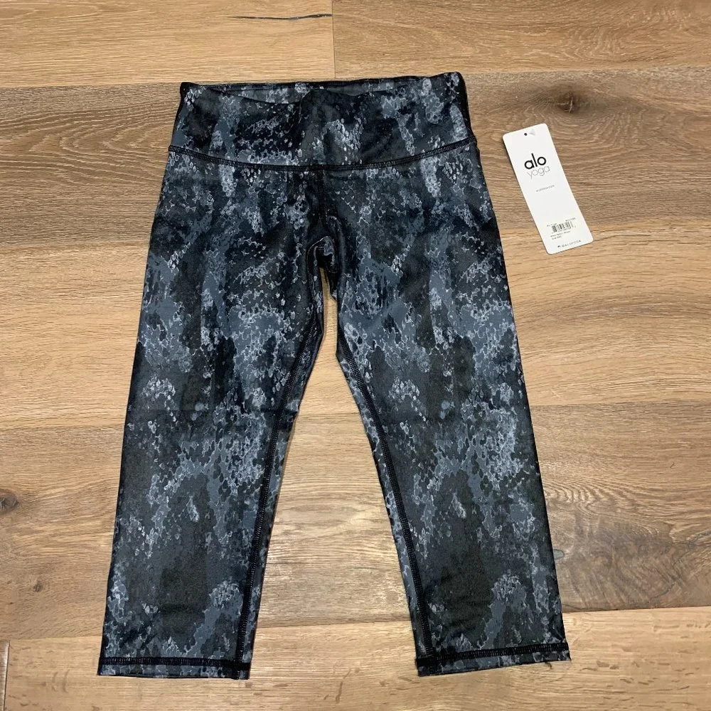 Alo Yoga Airbrush Capri Black Python Glossy Leggings NWT